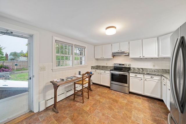 42 Old Barnstable Rd, Falmouth, MA 02536