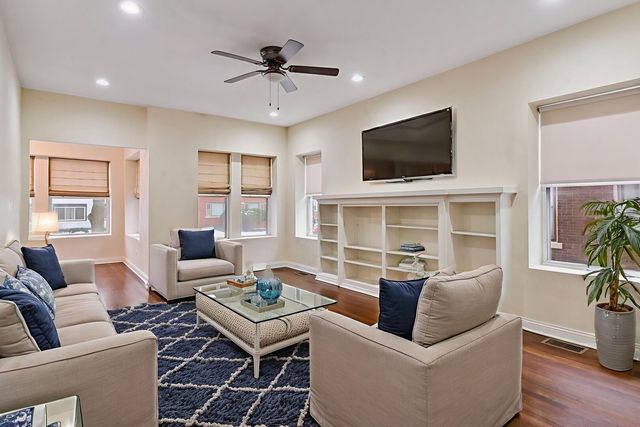 6818 S Chappel Avenue, Chicago, IL 60649