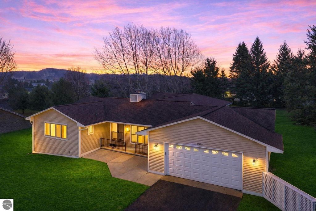 5529 Heritage Way, Traverse City, MI 49685