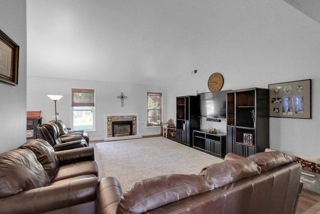 Image 10 of property listing at 317 Circle Drive, Chowchilla, CA 93610