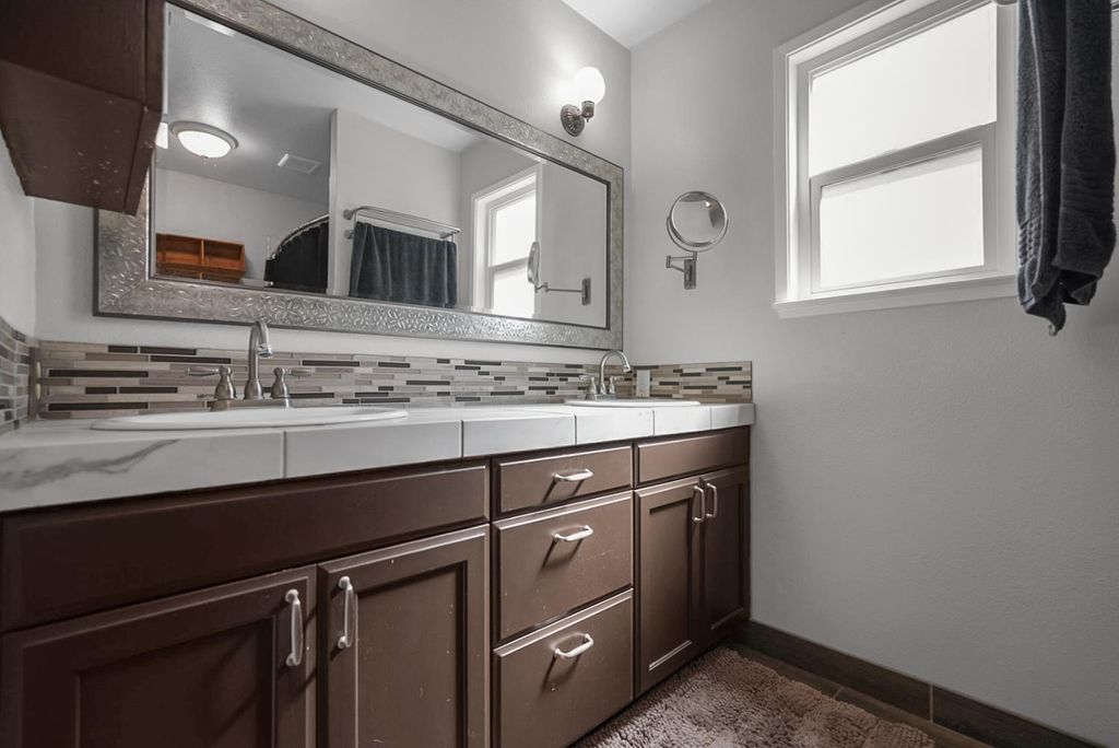 Image 25 of property listing at 317 Circle Drive, Chowchilla, CA 93610
