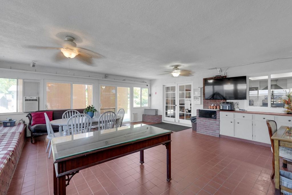 Image 27 of property listing at 317 Circle Drive, Chowchilla, CA 93610
