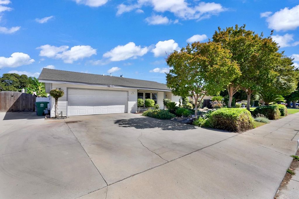 Image 4 of property listing at 317 Circle Drive, Chowchilla, CA 93610