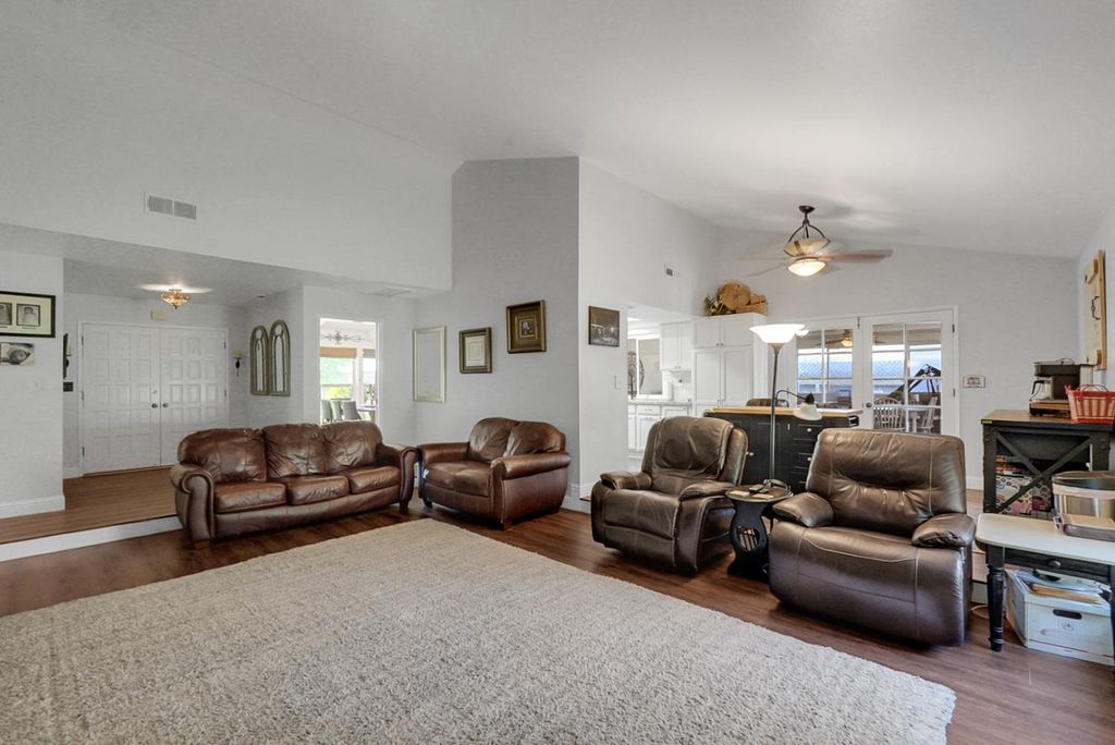 Image 8 of property listing at 317 Circle Drive, Chowchilla, CA 93610