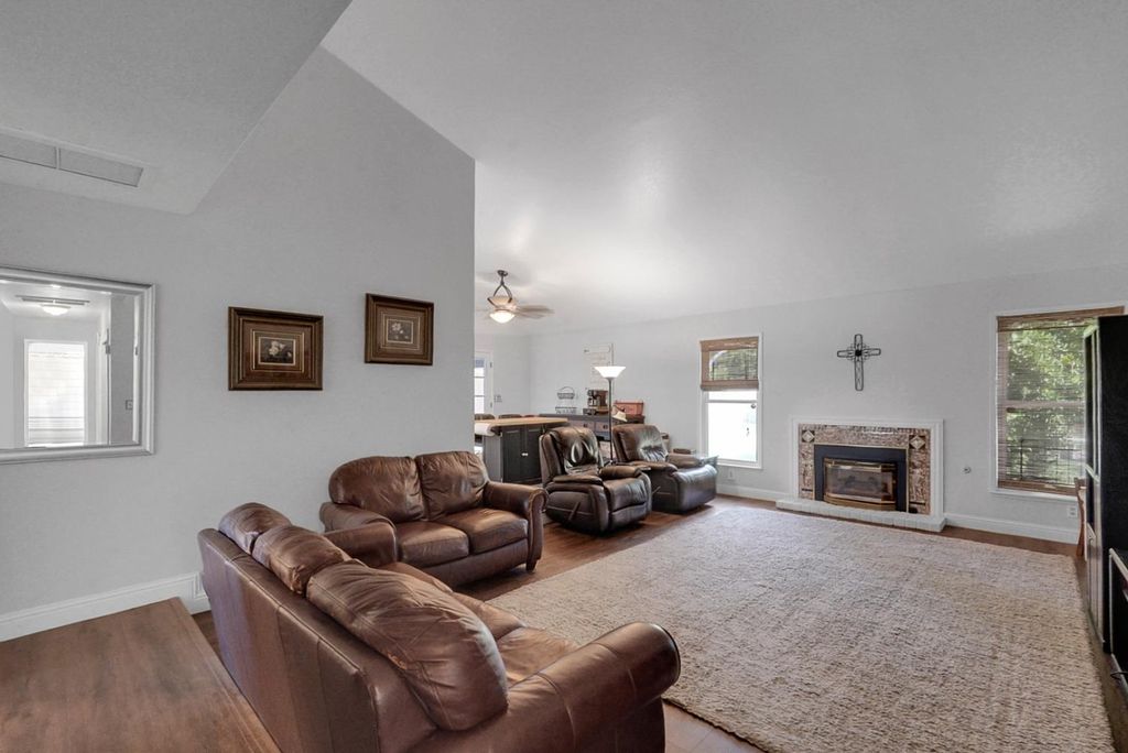 Image 9 of property listing at 317 Circle Drive, Chowchilla, CA 93610