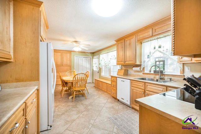 2574 Lower Hartley Bridge, Byron, GA 31008