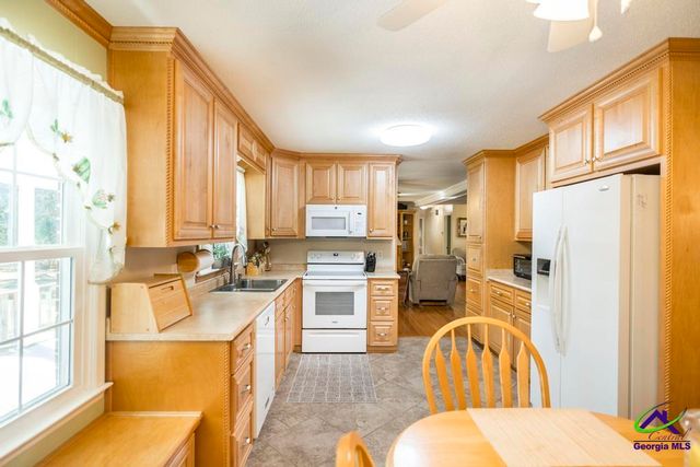 2574 Lower Hartley Bridge, Byron, GA 31008