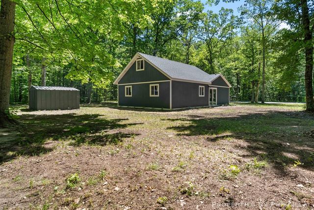 4457 S Croton Hardy Drive, Newaygo, MI 49337