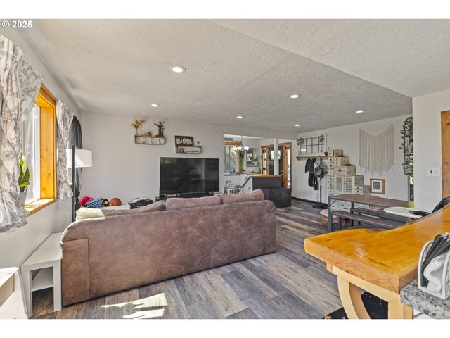 55593 GLEN AIKEN CREEK Rd, Coquille, OR 97423