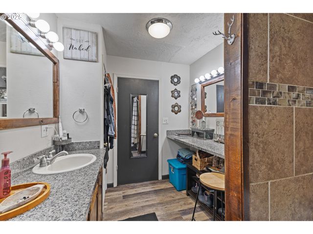 55593 GLEN AIKEN CREEK Rd, Coquille, OR 97423