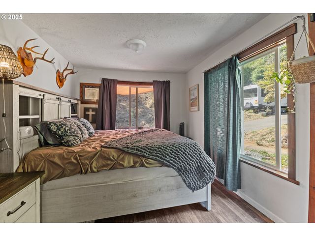 55593 GLEN AIKEN CREEK Rd, Coquille, OR 97423