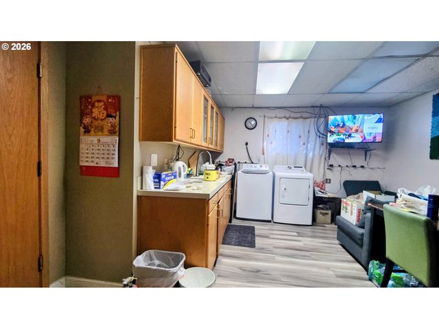 6736 Se POWELL Blvd, Portland, OR 97206