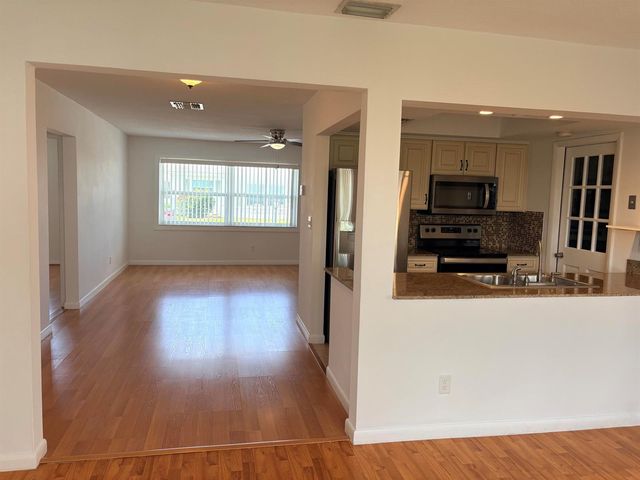1009 SW 3rd Way, Boynton Beach, FL 33426