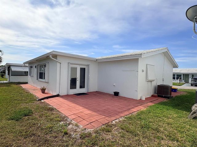 1009 SW 3rd Way, Boynton Beach, FL 33426