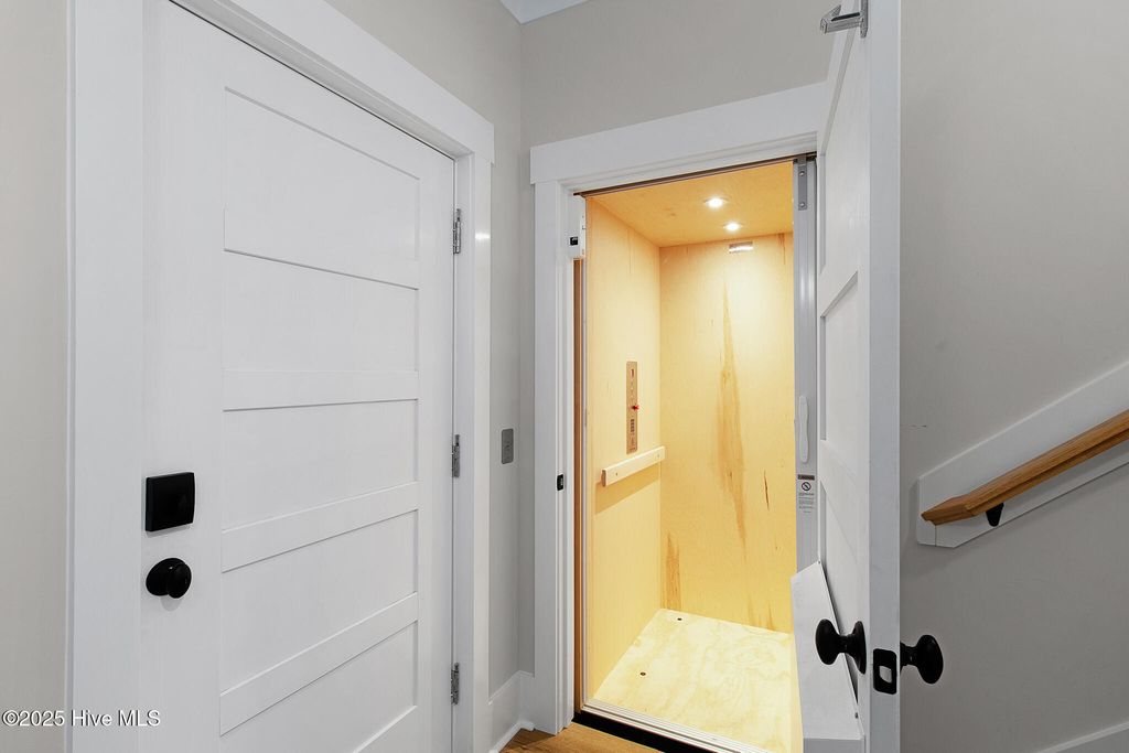 Image 7 of property listing at 538 Sheldrake Court, Beaufort, NC 28516