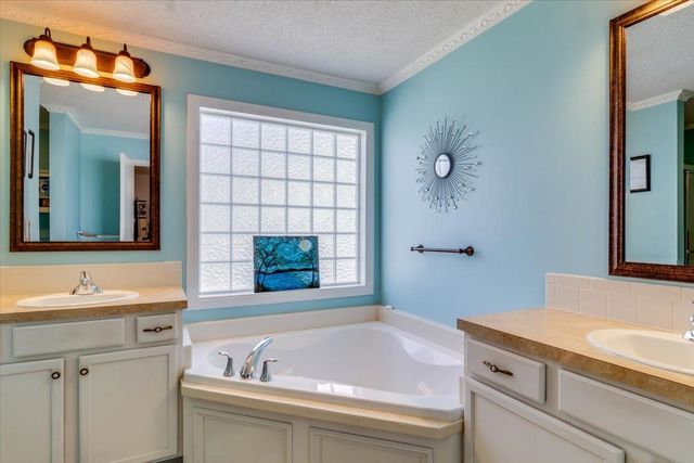 1220 N Timberleaf, Derby, KS 67037