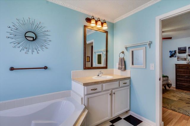 1220 N Timberleaf, Derby, KS 67037