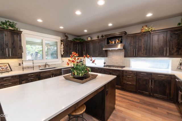 2533 NW Pine Terrace Drive, Bend, OR 97703
