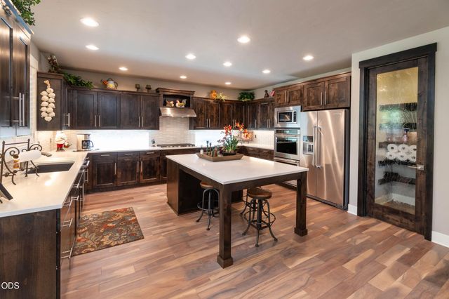 2533 NW Pine Terrace Drive, Bend, OR 97703