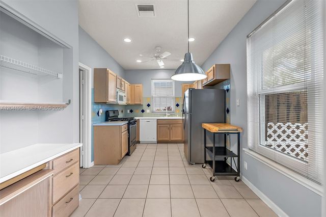 5823 Plum Harbor Cir, Tamarac, FL 33321