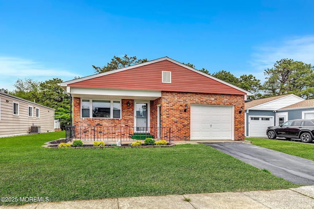 14 Santiago Drive W, Toms River, NJ 08757