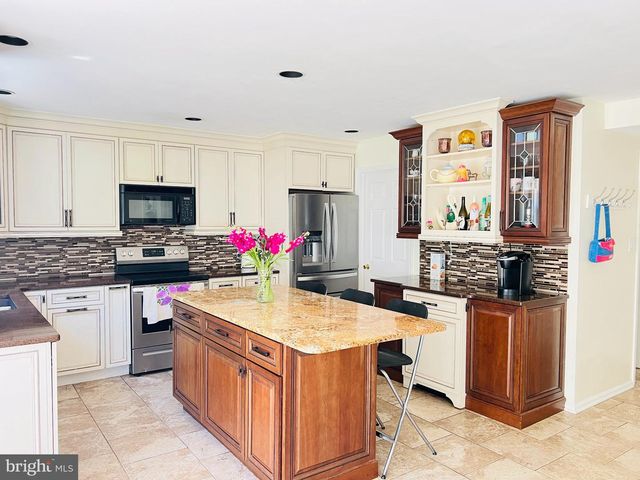 952 VALLEYBROOK RD, Garnet Valley, PA 19060
