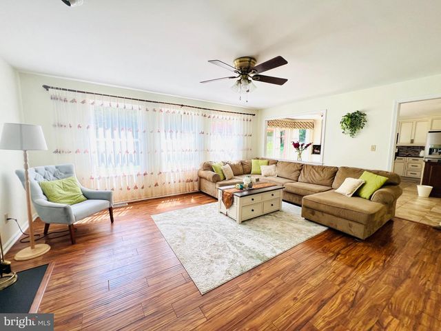 952 VALLEYBROOK RD, Garnet Valley, PA 19060