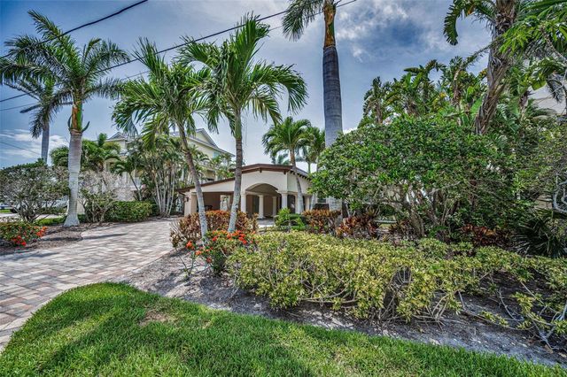 52 N PINE CIRCLE, Belleair, FL 33756