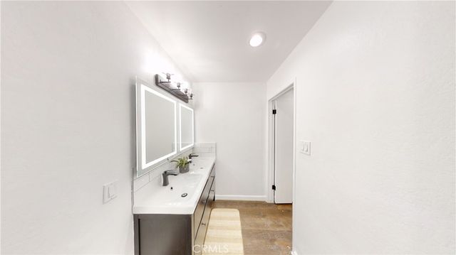 1030 W Macarthur Boulevard 10, Santa Ana, CA 92707