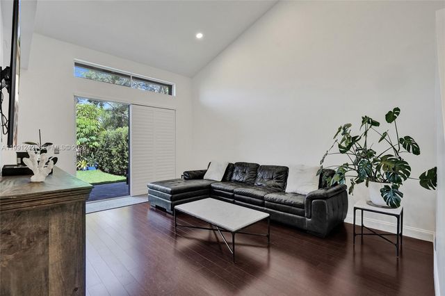 1062 SW 158th Ave, Pembroke Pines, FL 33027