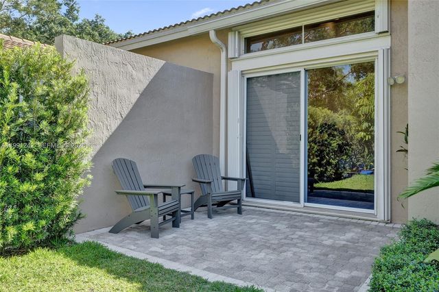 1062 SW 158th Ave, Pembroke Pines, FL 33027