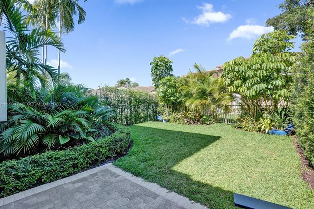 1062 SW 158th Ave, Pembroke Pines, FL 33027