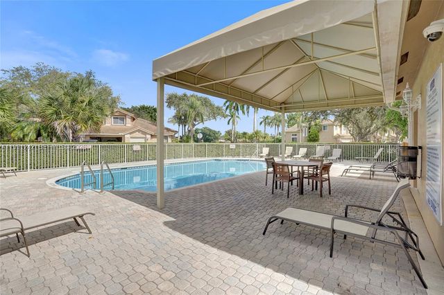 1062 SW 158th Ave, Pembroke Pines, FL 33027