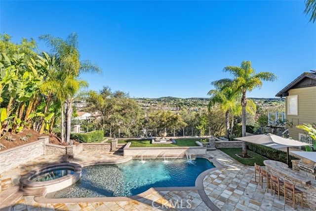 2 Aquila Way, Laguna Hills, CA 92679
