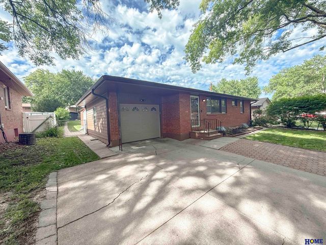 7920 Steinway Road, Lincoln, NE 68505