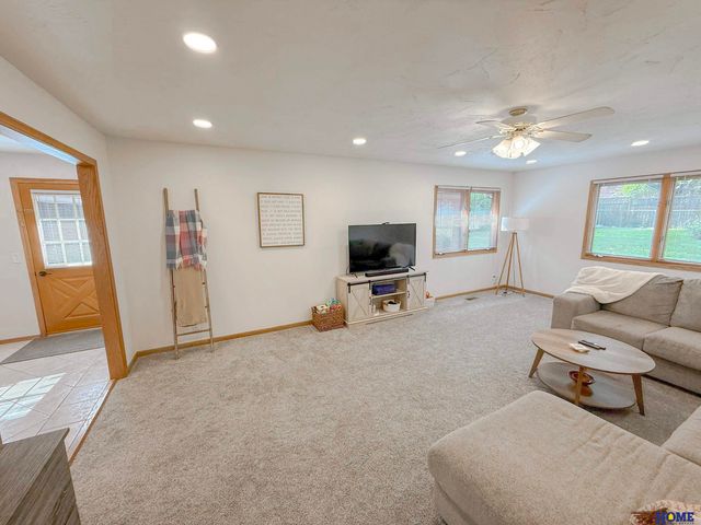 7920 Steinway Road, Lincoln, NE 68505