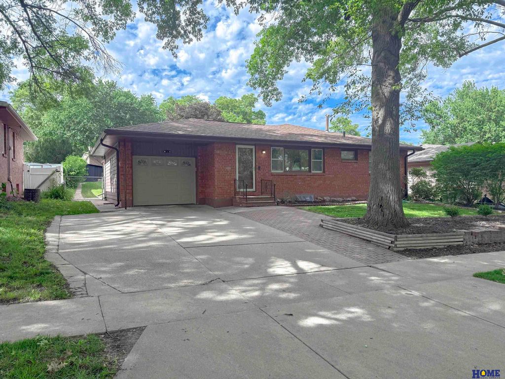 7920 Steinway Road, Lincoln, NE 68505