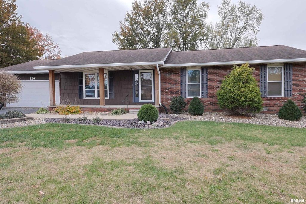 Image 1 of property listing at 320 CIRCLE Drive, Salem, IL 62881