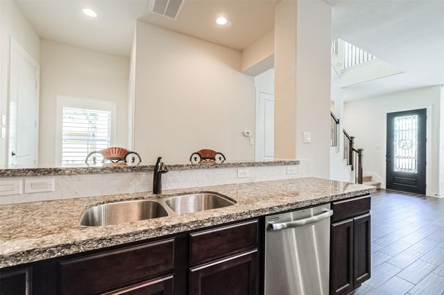 9 Laurelwood Drive, Pasadena, TX 77058