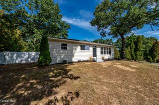 9 Vandenburg Lane, Halfmoon, NY 12065