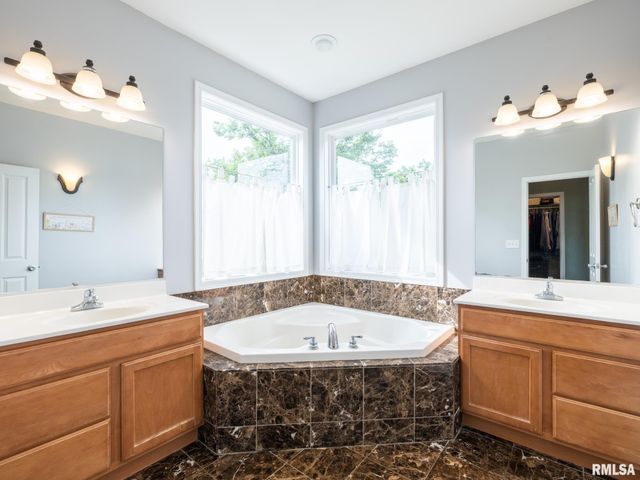 4906 S SIR LIONEL Court, Mapleton, IL 61547