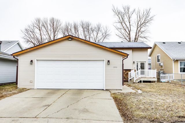 2008 5th Avenue E, West Fargo, ND 58078