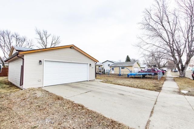 2008 5th Avenue E, West Fargo, ND 58078