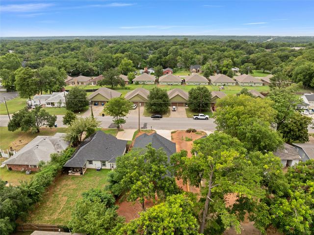 1027 W Coffin Street, Denison, TX 75020