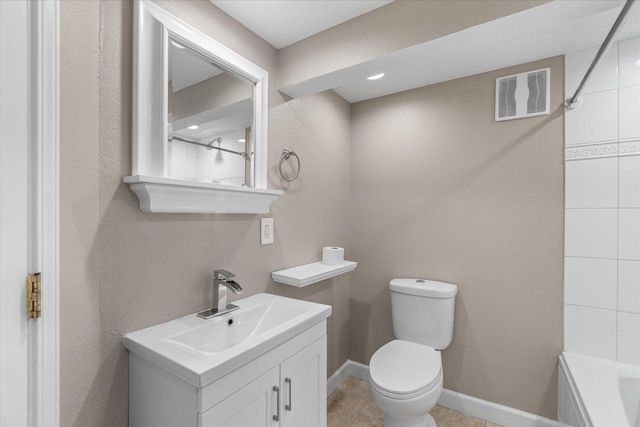 N39W27485 Hillside Grove ROAD, Pewaukee, WI 53072