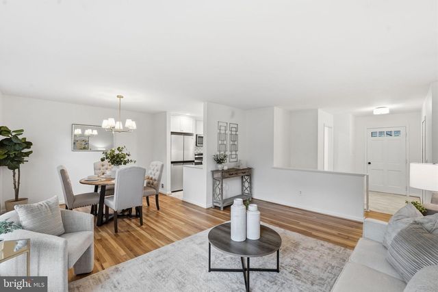 1827 ABBOTSFORD DR, Vienna, VA 22182