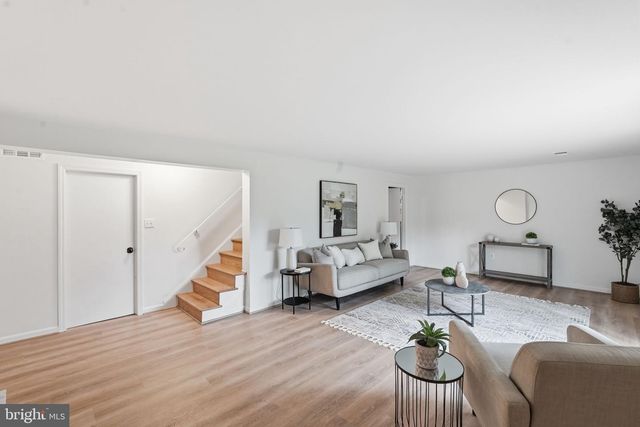 1827 ABBOTSFORD DR, Vienna, VA 22182