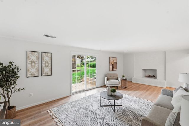 1827 ABBOTSFORD DR, Vienna, VA 22182