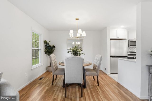 1827 ABBOTSFORD DR, Vienna, VA 22182