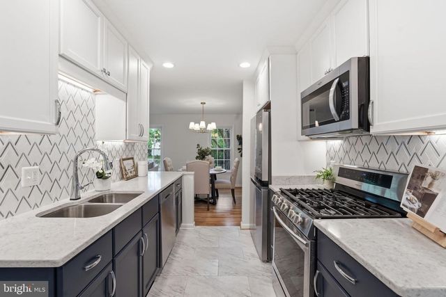 1827 ABBOTSFORD DR, Vienna, VA 22182